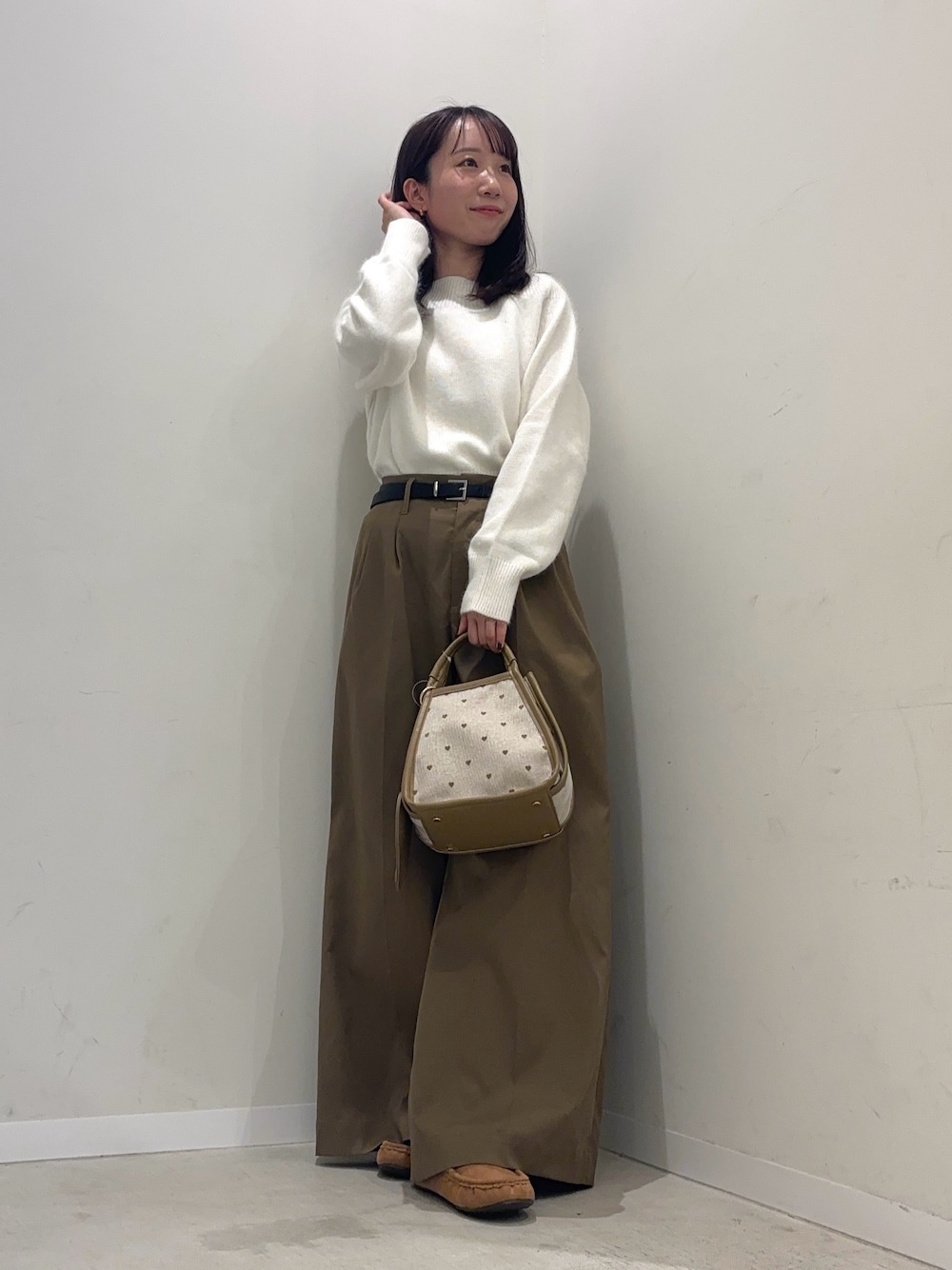 ホワイト系のニット/セーター、ベージュ系のその他パンツ、ベージュ系のスリッポンを着用したレディースの秋コーディネートの1枚目の写真