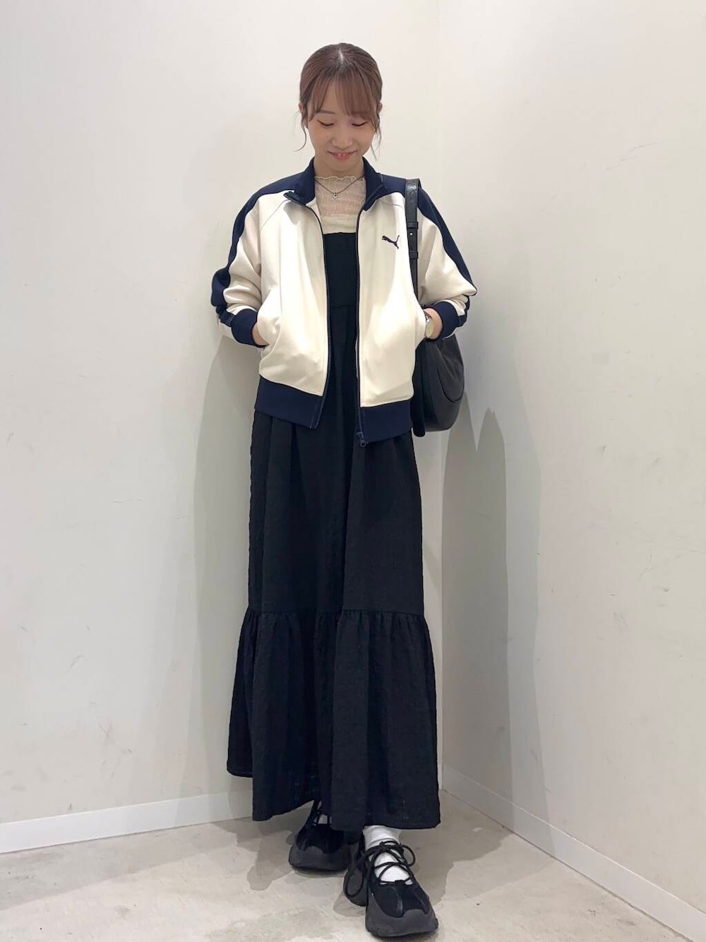 「センスオブプレイス、大人カジュアル、デートコーデ、senseofplace、OOFOS、doors、低身長コーデ、PUMA、20代、ドアーズ、お出掛けコーデ、sop、大人ガーリー、お出かけコーデ、ワンピースコーデ」｜「SENSE OF PLACE by URBAN RESEARCHの『抗菌』『消臭』レースアップバレエスニーカー（スニーカー、ブラック系）」を使った、ainoさん（レディース・157cm）の春コーディネートの1枚目の写真