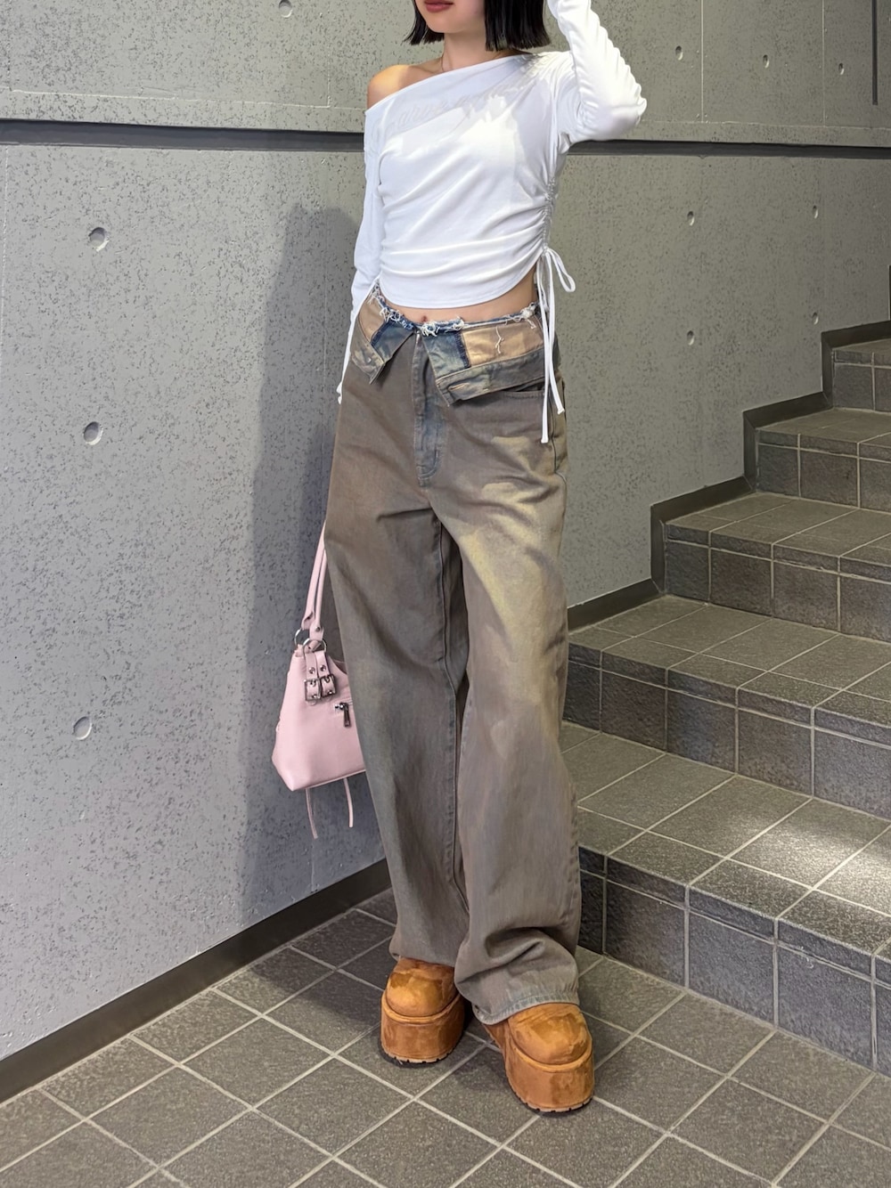 ブラウン系のデニムパンツ、ホワイト系のTシャツ/カットソー、イエロー系のスリッポンを着用したレディースの夏コーディネートの1枚目の写真