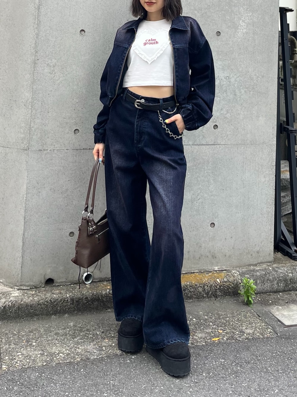 ブルー系のブルゾン、ホワイト系のTシャツ/カットソー、ブラウン系のショルダーバッグを着用したレディースの夏コーディネートの1枚目の写真