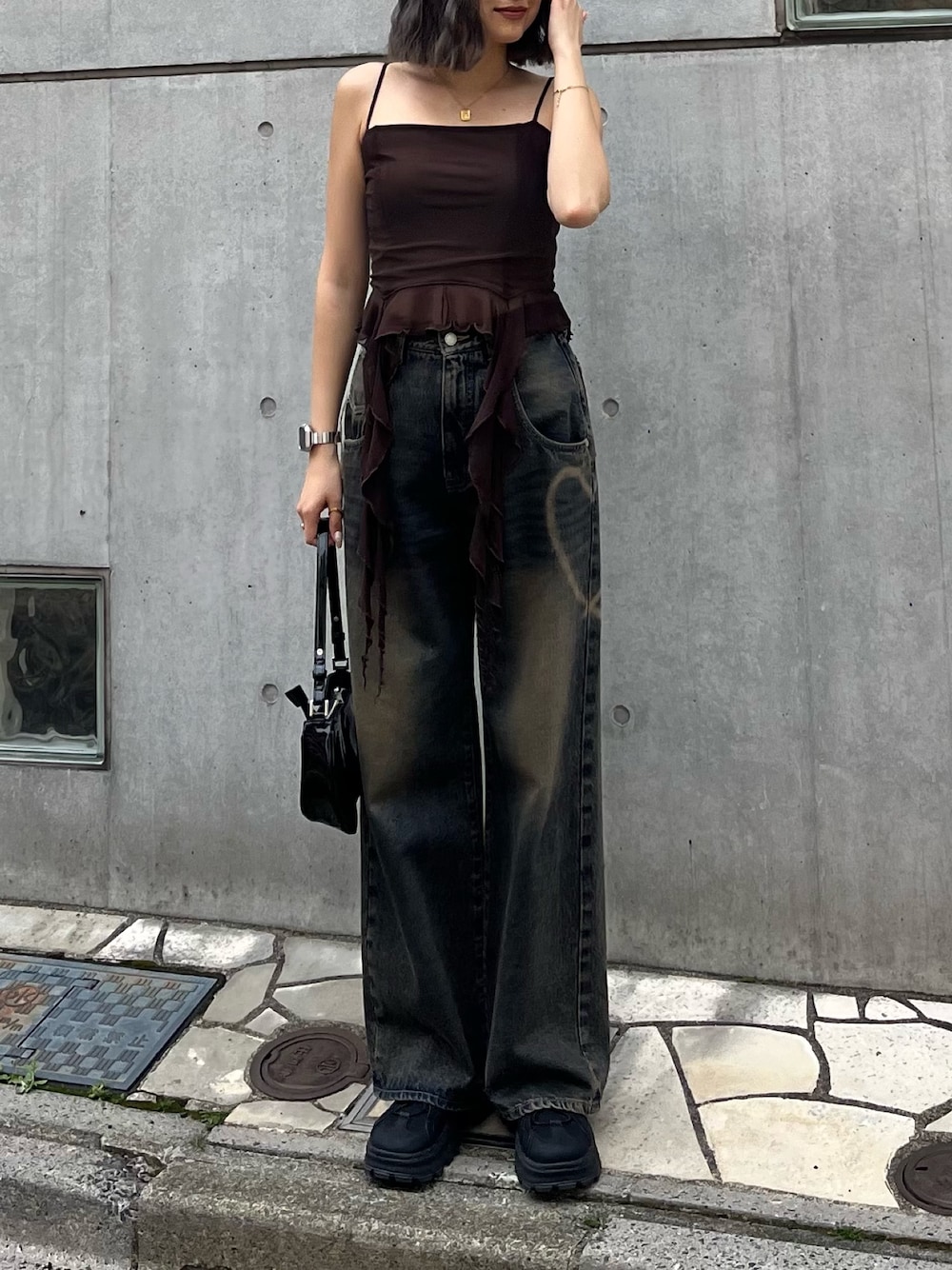 ブラウン系のTシャツ/カットソー、ブルー系のデニムパンツ、ブラック系のショルダーバッグを着用したレディースの春コーディネートの1枚目の写真