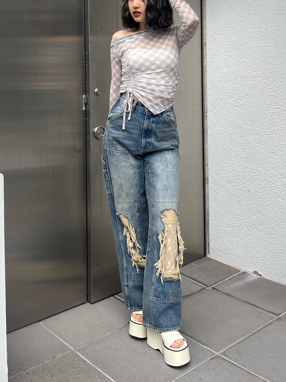 ホワイト系のサンダル、ベージュ系のTシャツ/カットソー、ブルー系のデニムパンツを着用したレディースの春コーディネートの1枚目の写真
