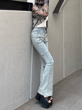 「EMODA（エモダ）のHIGH CUT H/W FLARE PAGGINGS（デニムパンツ、ブルー系）」を使った、李　相美さん（レディース・162cm）の夏コーディネート