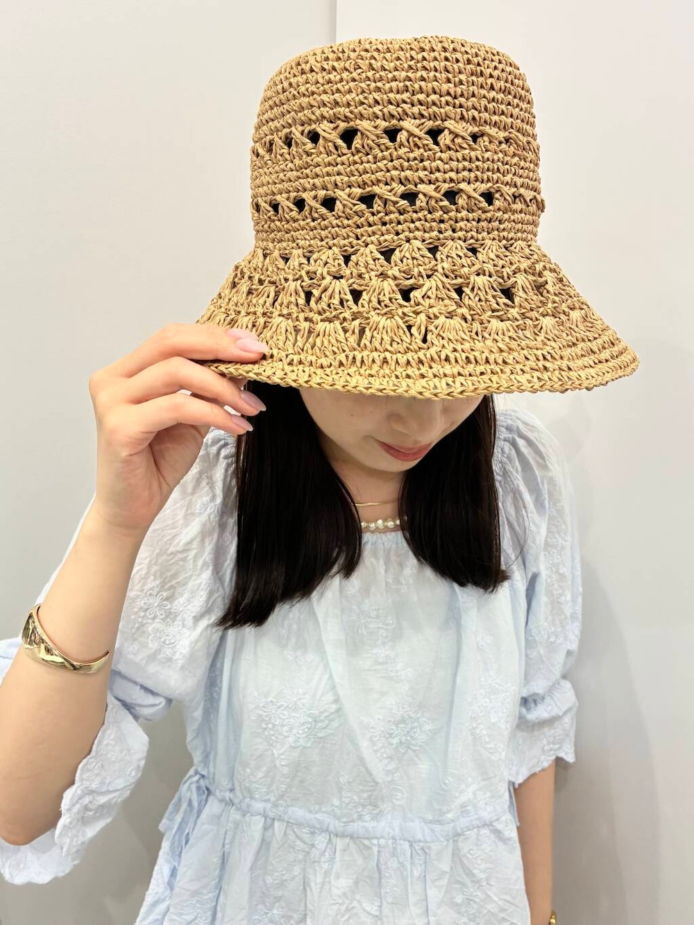 「ハット、ネックレス、チェーンネックレス、バングル、パールアクセ、パールアクセサリー、ニュアンスバングル、カーブバングル」｜「SMELLYのパールスネークチェーン2セットネックレス（ネックレス、ホワイト系）」を使った、　　Rinaさん（レディース・158cm）の夏コーディネートの1枚目の写真
