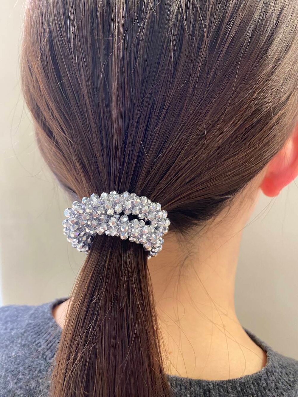「メタル、セット、ヘアゴム、ヘアゴムセット」｜「SMELLYのメタリック2セットヘアゴム（ヘアゴム、シルバー系）」を使った、　　Rinaさん（レディース・158cm）の春コーディネートの1枚目の写真
