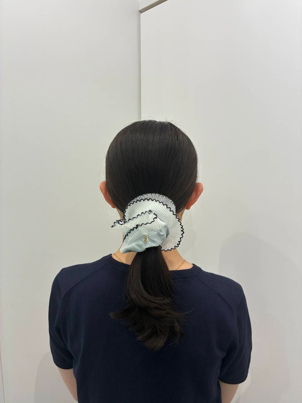 「アクセサリー、シュシュ、アクセ、ヘアアクセ、ヘアアクセサリー、ボリュームシュシュ、フリルシュシュ」｜「SMELLYのフリルボリュームシュシュ（シュシュ、ブルー系）」を使った、　　Rinaさん（レディース・158cm）の春コーディネートの1枚目の写真