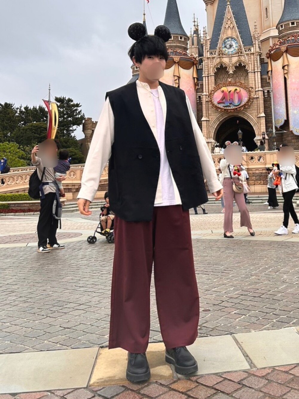 「いまどきジャケット写真、ミッキー、お洒落さんとつながりたい、ディズニーコーデ、ディズニー、WYM、MONO-MART、革靴、ジレ、GU、バンドカラーシャツ、春コーデ、スラックス、プチプラ、ミッキーコーデ」｜「BACK NUMBERの【BACK NUMBER】ジレベスト（ベスト、ブラック系）」を使った、みつ🐝さん（メンズ・173cm）の春コーディネートの1枚目の写真
