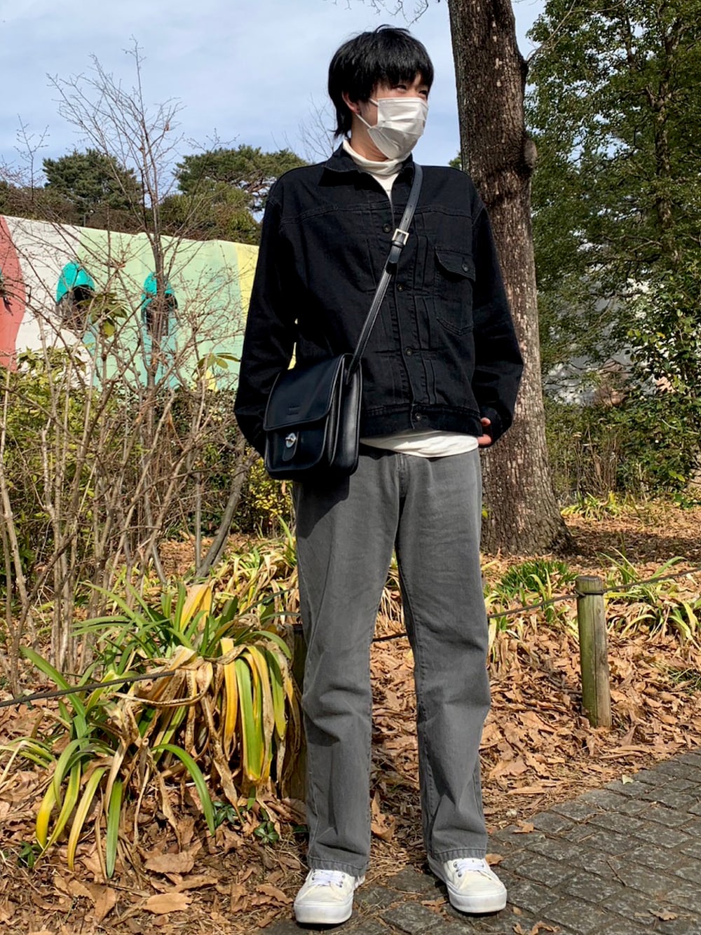 「ほめられ本命コーデ、メンズファッション、休日スタイル、春アウター、シンプルコーデ、白スニーカー、ブラックコーデ、デニム、大人カジュアル、ユニクロ、UNIQLO、MONO-MART、SBG、DEVICE(DEVICE)、春服デビュー宣言」｜「MONO-MARTのルーズストレートデニムパンツ/セミワイドデニムパンツ（デニムパンツ、グレー系）」を使った、みつ🐝さん（メンズ・173cm）の冬コーディネートの1枚目の写真