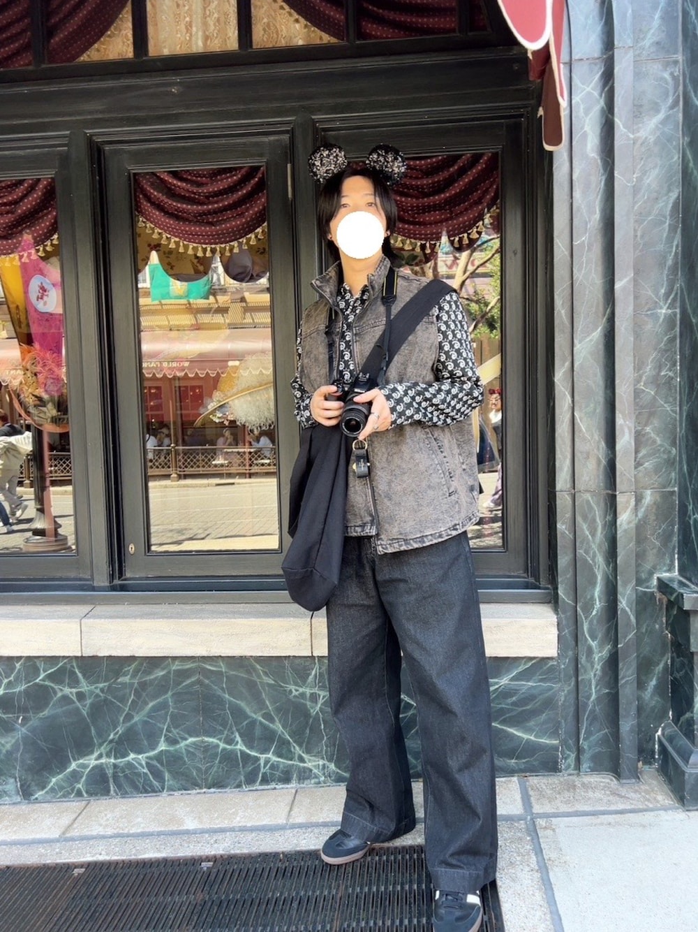 「春ファッション、大人コーデ、シンプル、ディズニーコーデ、アディダス、samba、サンバ、WYM、デニム、デニムパンツ、デニムコーデ、デカバッグ、ディズニー」｜「H&Mのアイテム（ポロシャツ、ブラック系）」を使った、みつ🐝さん（メンズ・173cm）の春コーディネートの1枚目の写真
