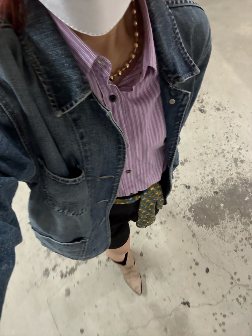 ブルー系のデニムジャケット、パープル系のシャツ/ブラウス、ブラック系のパンツを着用したレディースの秋コーディネートの1枚目の写真