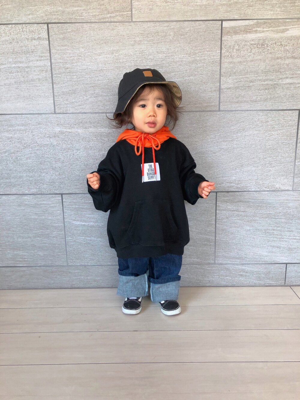 「キッズファッション、カジュアル、ビッグシルエット、ストリート、バケットハット、VANS、フーディー、パーカー、おしゃれさんと繋がりたい、デニムコーデ、デニム、おとばなコーデ」｜「the＿otogibanashi_supplyのアイテム（パーカー、ブラック系）」を使った、tentensyoさん（キッズ・80cm）の春コーディネートの1枚目の写真