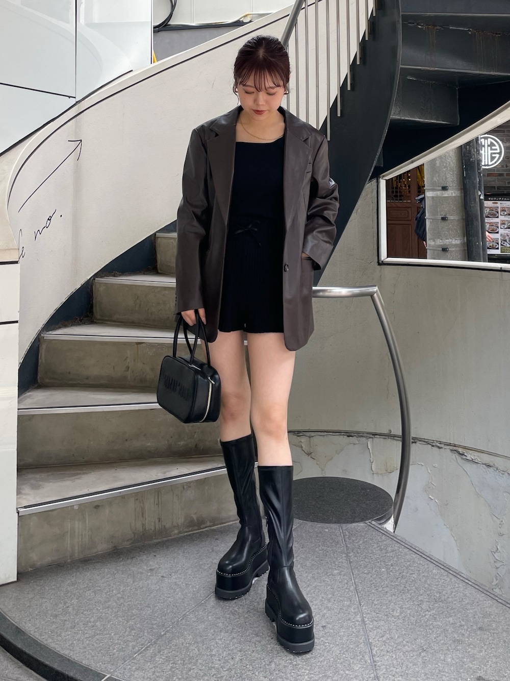 ブラウン系のテーラードジャケット、ブラック系のその他パンツ、ブラック系のブーツを着用したレディースの秋コーディネートの1枚目の写真