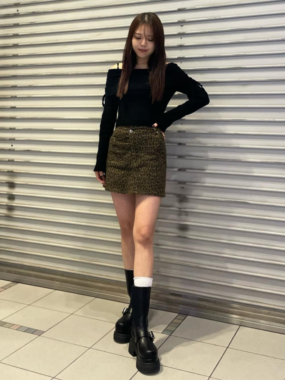 ブラック系のニット/セーター、その他のスカート、ブラック系のブーツを着用したレディースの冬コーディネートの1枚目の写真