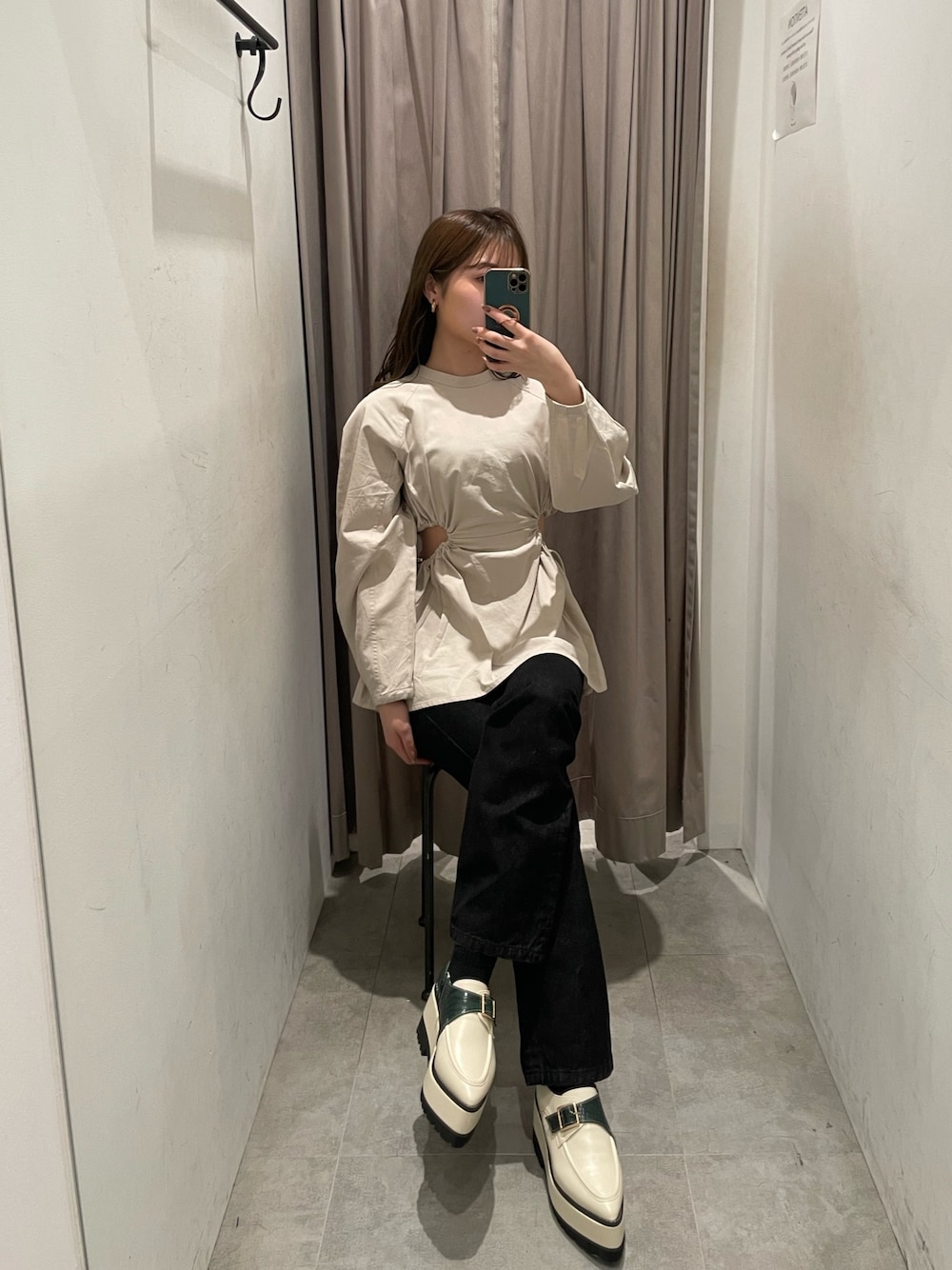 ベージュ系のシャツ/ブラウス、ブラック系のデニムパンツ、ホワイト系のローファーを着用したレディースの春コーディネートの1枚目の写真