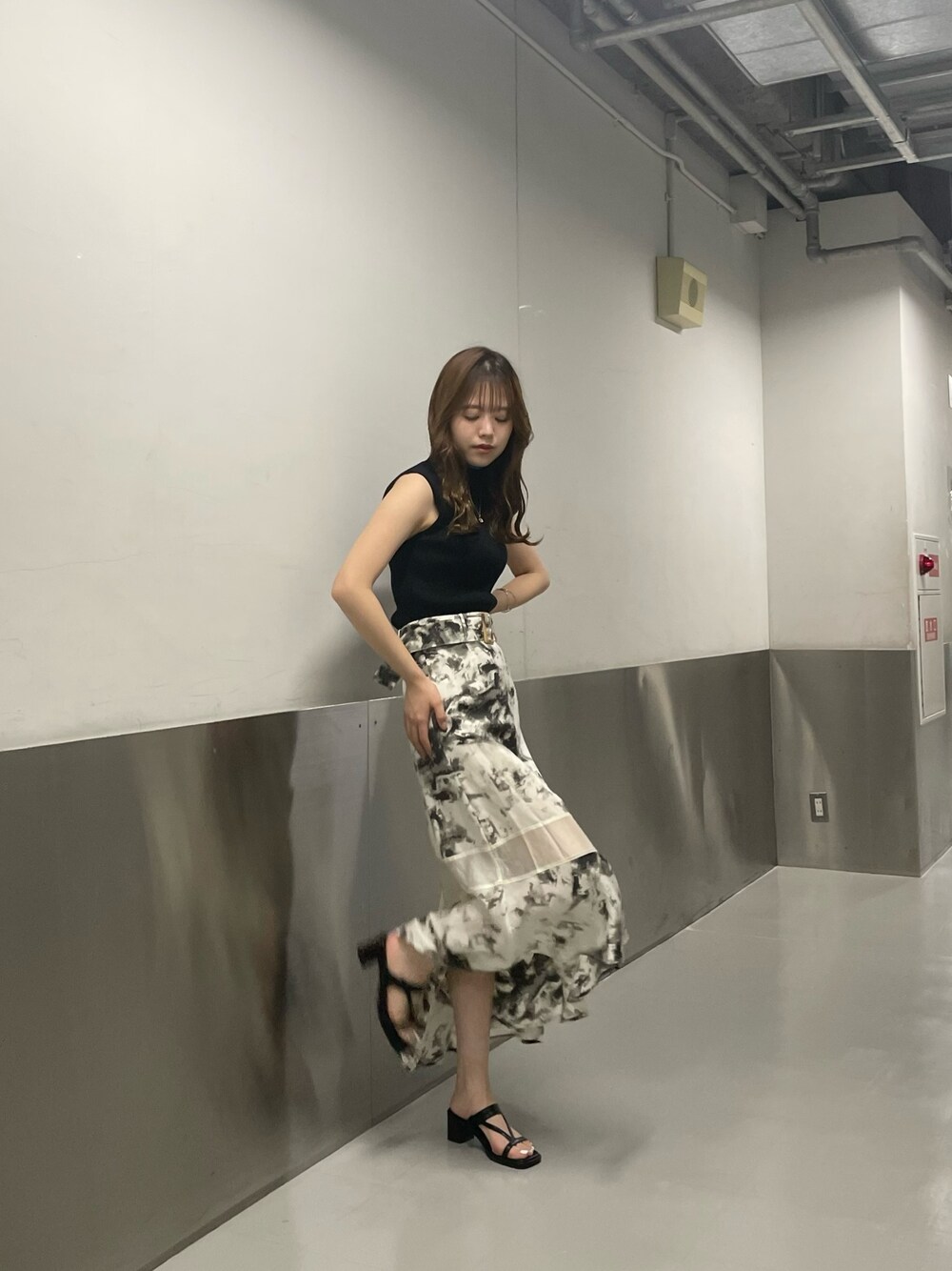 ブラック系のサンダル、その他のスカート、ブラック系のニット/セーターを着用したレディースの夏コーディネートの1枚目の写真