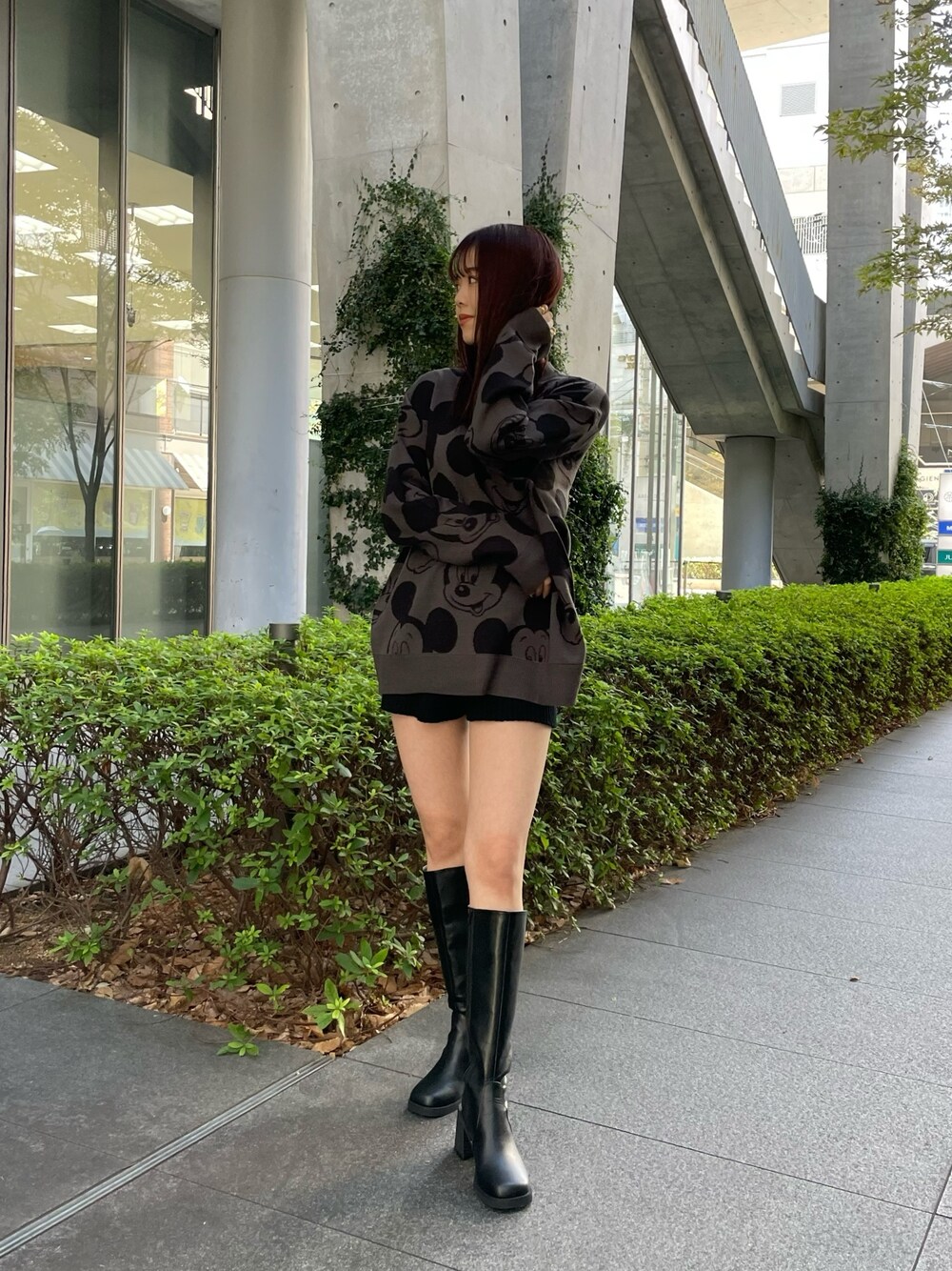 ブラック系のブーツ、ブラック系のその他パンツ、グレー系のニット/セーターを着用したレディースの秋コーディネートの1枚目の写真