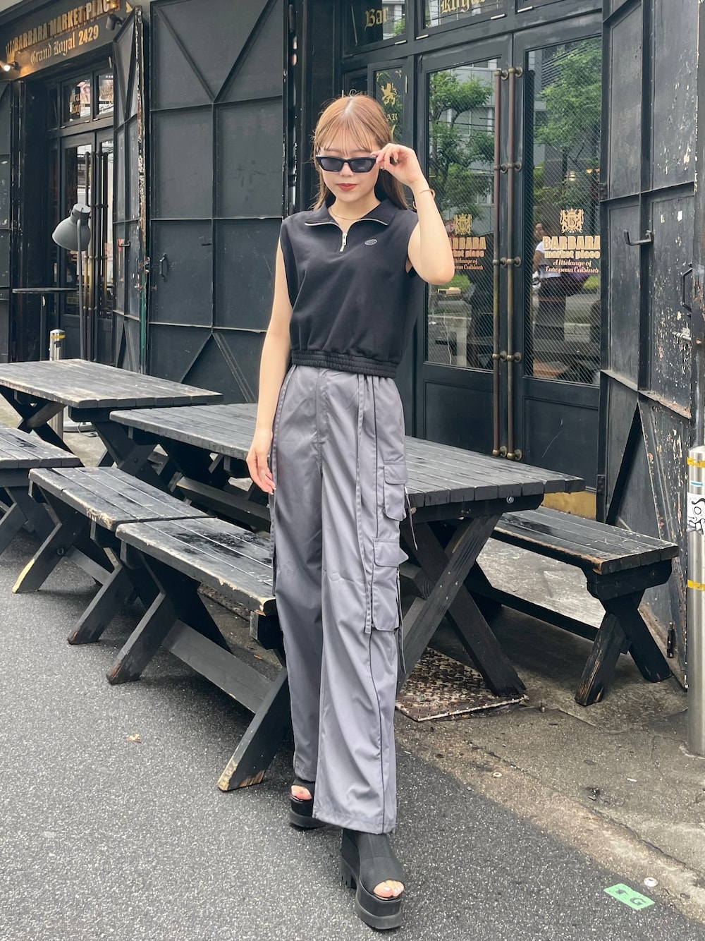 ブラック系のブーツ、グレー系のカーゴパンツ、ブラック系のTシャツ/カットソーを着用したレディースの春コーディネートの1枚目の写真