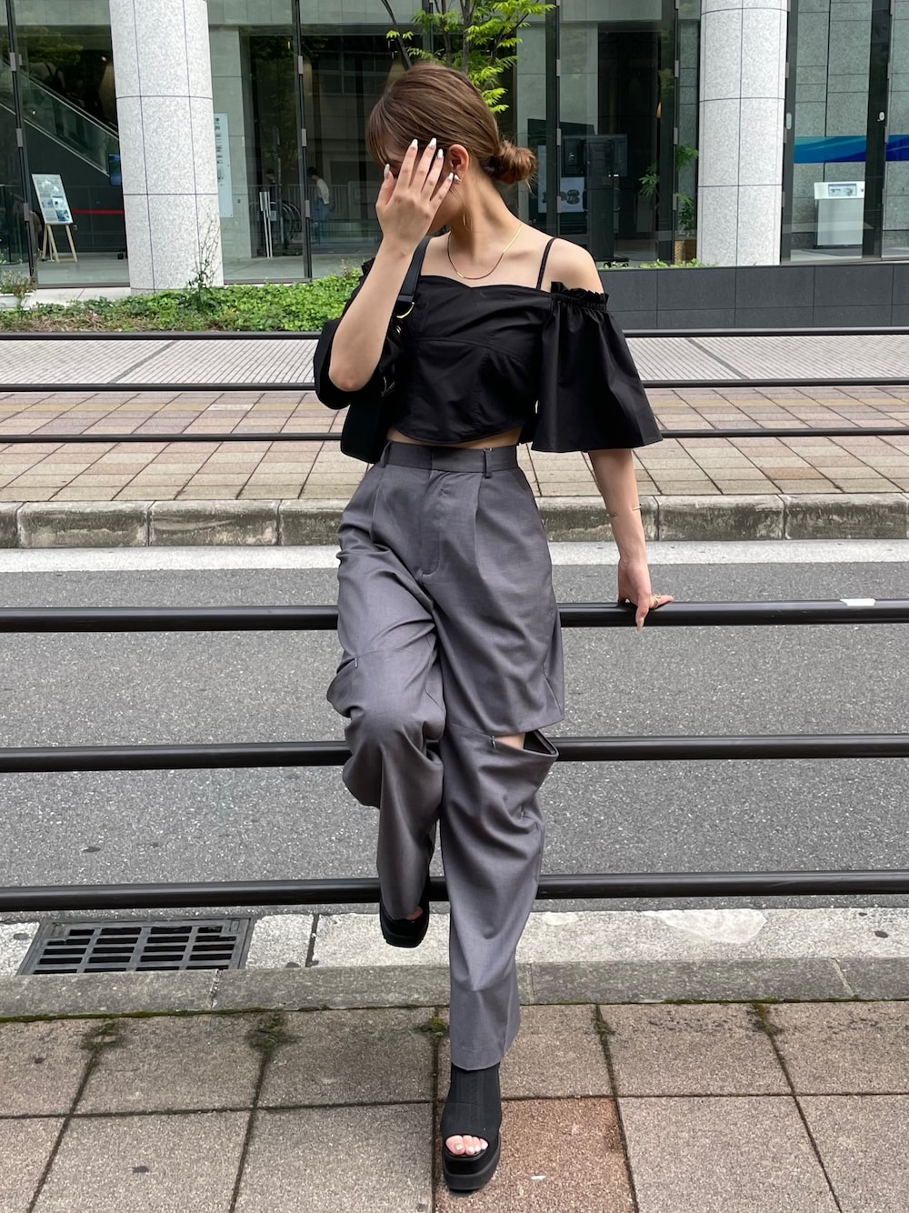 グレー系のその他パンツ、ブラック系のブーツ、ブラック系のシャツ/ブラウスを着用したレディースの夏コーディネートの1枚目の写真