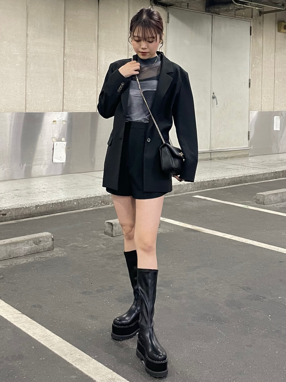 ブラック系のブーツ、ブラック系のその他パンツ、ブラック系のTシャツ/カットソーを着用したレディースの秋コーディネートの1枚目の写真