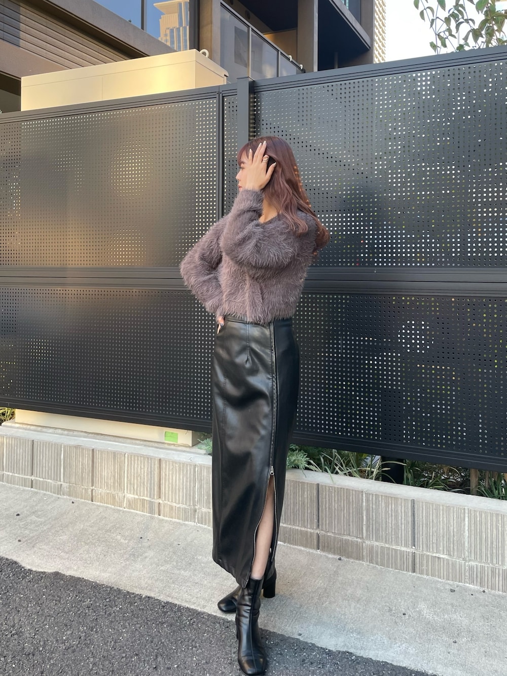 ブラック系のスカート、ブラック系のブーツ、グレー系のニット/セーターを着用したレディースの秋コーディネートの1枚目の写真