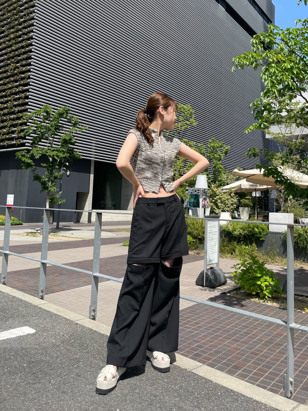 その他のニット/セーター、ブラック系のスラックス、ホワイト系のサンダルを着用したレディースの春コーディネートの1枚目の写真