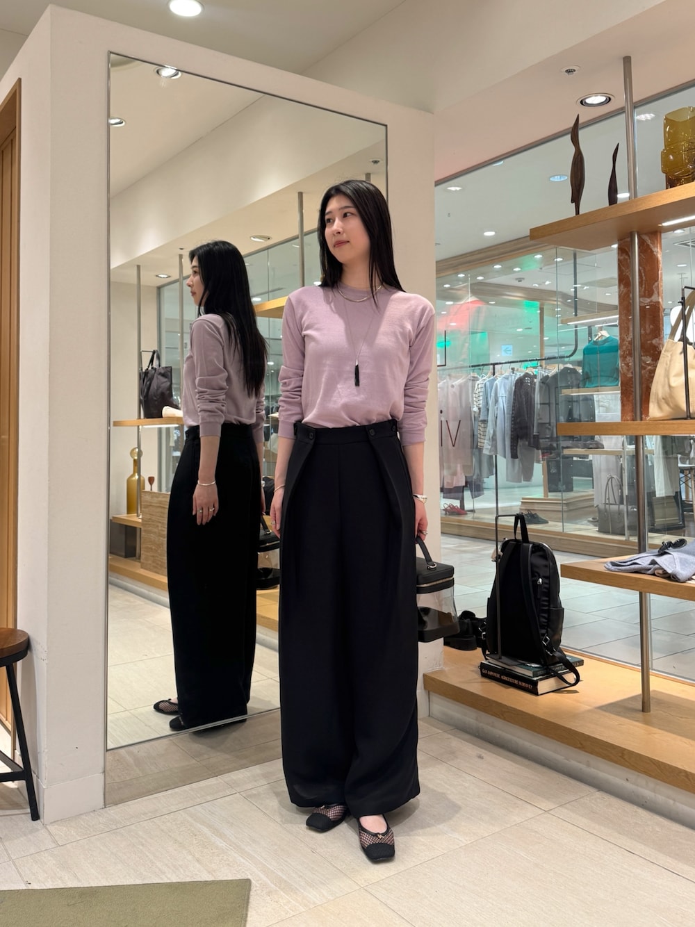 パープル系のニット/セーター、ブラック系のバレエシューズ、ブラック系のその他パンツを着用したレディースの春コーディネートの1枚目の写真