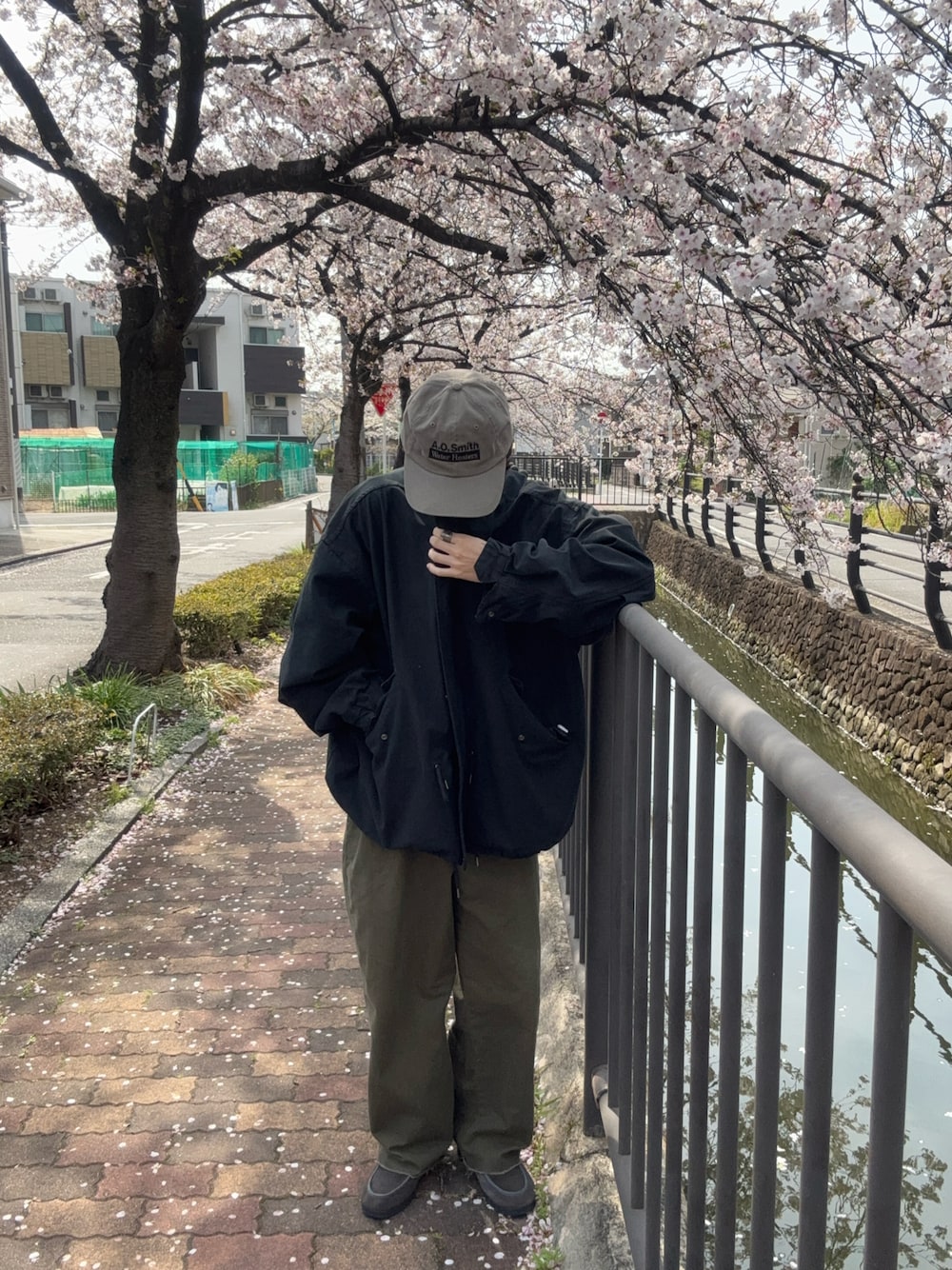 「春めき満開コーデ、大人コーデ、メンズファッション、着回しコーデ、古着コーデ、ファッションを楽しもう、ootd、outfit、journal standard、オトナカジュアル、おしゃれさんと繋がりたい、春色、キャップ、ベージュ、カーキ」｜「WAXのアイテム（ブルゾン、ブラック系）」を使った、tmkさん（メンズ・163cm）の春コーディネートの1枚目の写真