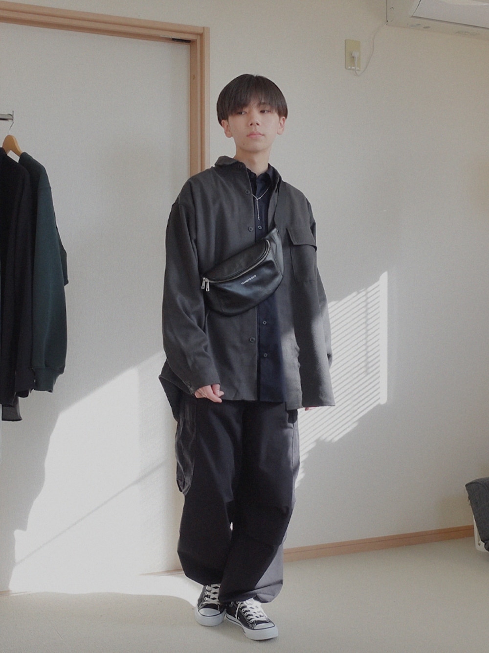 「大人カジュアル、ジャケット、いまどきジャケット写真、メンズファッション、休日コーデ、おしゃれさんと繋がりたい、春アウター、ootd、ワイドパンツ、モノトーン、きれいめコーディネート、オーバーサイズ、カーゴパンツ、シャツジャケット、シンプルコーデ」｜「CONVERSEのCONVERSE/コンバース NEXTAR ネクスター 110 OX スニーカー オールスター 定番 32765140 32765141 32765142 32765143 32765145 32765147 32765149（スニーカー、ブラック系）」を使った、みなりん(Minari)さん（骨格ナチュラル・メンズ・171cm）の春コーディネートの1枚目の写真