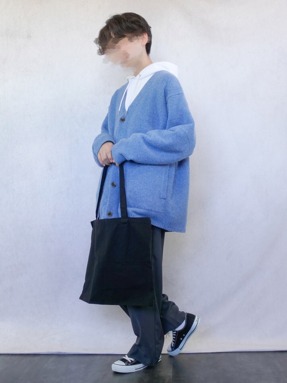 「休日スタイル、お洒落さんとつながりたい、カジュアルコーデ、今日のコーデ、プチプラコーデ、ゆるコーデ、秋服、冬コーデ、パーカー、ワイドパンツ、着回しコーデ、低身長、GU、プチプラ、きれいめカジュアル」｜「SHEINのsg2206297928342119（トートバッグ、ブラック系）」を使った、みなりん(Minari)さん（骨格ナチュラル・メンズ・170cm）の秋コーディネートの1枚目の写真