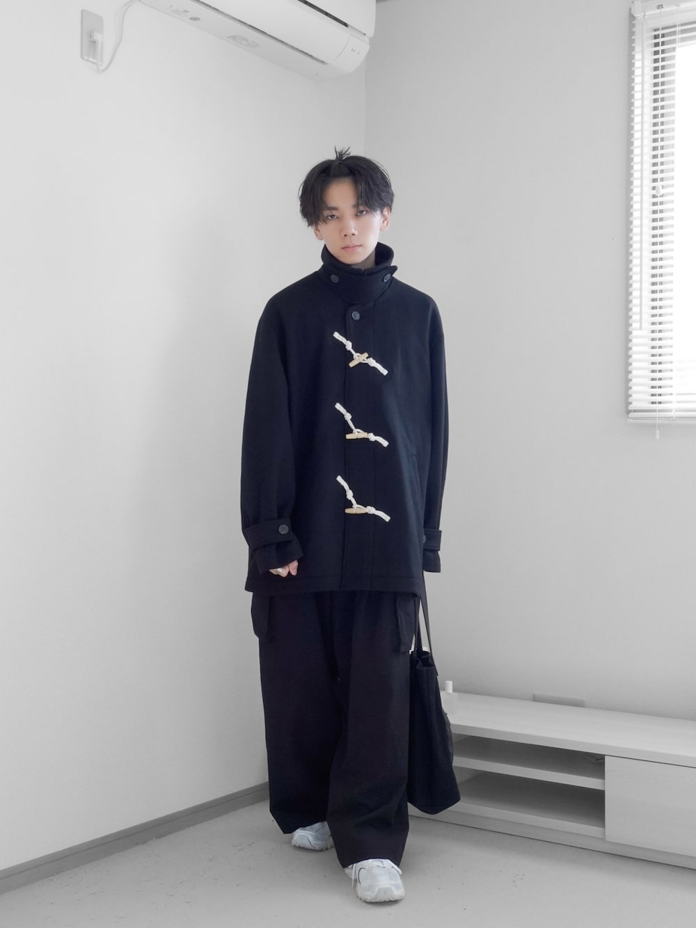 「重ね着ベストシーズン、WEARyouthコーデ、ハロウィン、厚底シューズ、ダッフルコート、ワイドパンツ、カーゴパンツ、ブラック、ブラックコーデ、remer、remerコーデ、秋コーデ、白スニーカー、シンプルスタイル、シンプルコーデ」｜「remerのloose over half duffle / ルーズオーバーハーフダッフル（ダッフルコート、ブラック系）」を使った、みなりん(Minari)さん（骨格ナチュラル・メンズ・171cm）の秋コーディネートの1枚目の写真