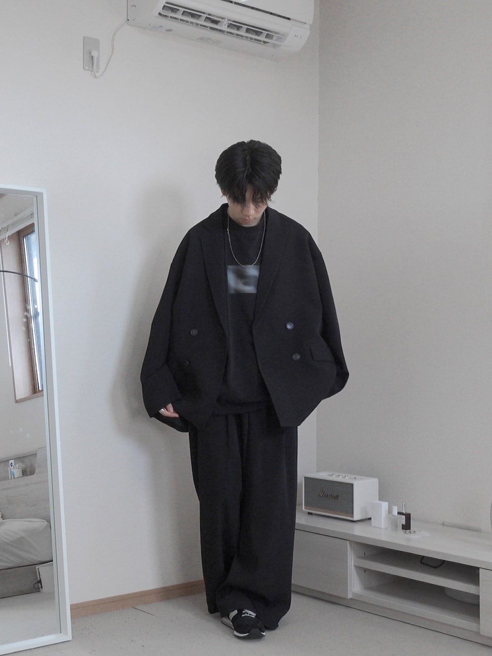 「アツいコーデ全部見せ、remer、remerコーデ、セットアップ、オールブラック、ジャケット、ブラック、秋コーデ、秋先取りコーデ、キレイめ、キレイめコーデ、ワイドパンツ、スニーカー、グラフィックＴ、Tシャツ」｜「remerのloose shadow graphic over Tee / ルーズシャドーグラフィックオーバーT（Tシャツ/カットソー、ブラック系）」を使った、みなりん(Minari)さん（骨格ナチュラル・メンズ・171cm）の夏コーディネートの1枚目の写真