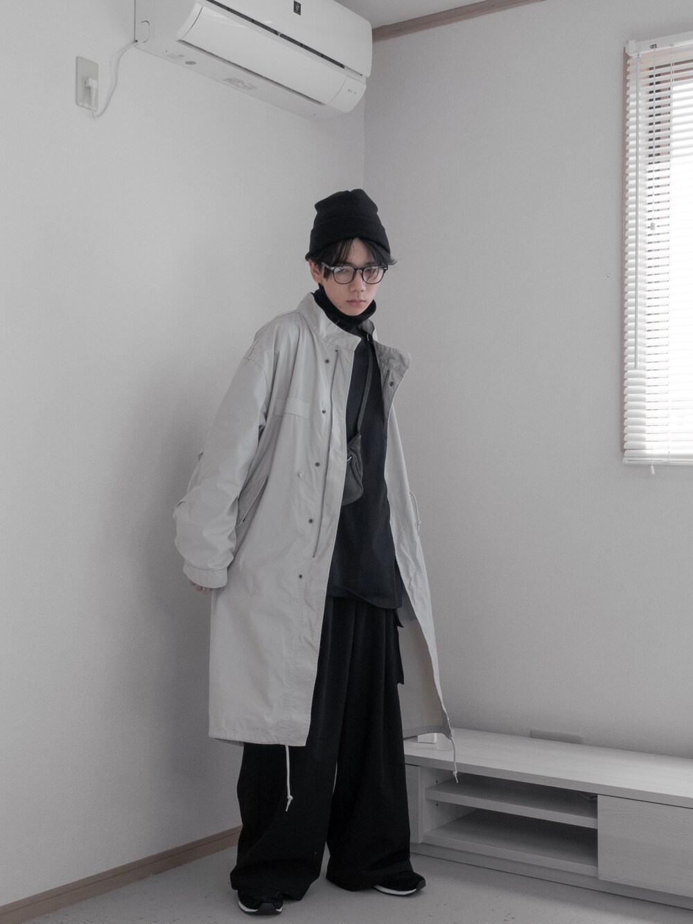 「ファッションを楽しもう、WEARyouthコーデ、休日スタイル、remer、remerコーデ、メンズファッション、プチプラ、メンズコーデ、M65、スウェット、カーゴパンツ、きれいめカジュアル、ビーニー、サングラス、シンプルコーデ」｜「remerの【M65】loose military coat (3WAY) / M65ルーズミリタリーコート【キルティングライナーセット】（その他アウター、ホワイト系）」を使った、みなりん(Minari)さん（骨格ナチュラル・メンズ・171cm）の秋コーディネートの1枚目の写真