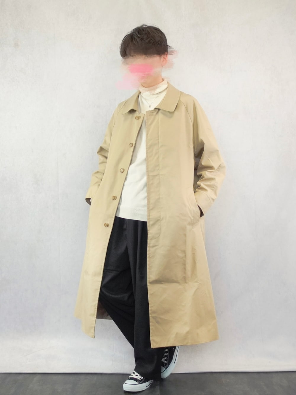 「未来のWEARISTAプロジェクト、おしゃれさんと繋がりたい、休日スタイル、いいね、save、フォローお願いします🤑、オトナカジュアル、シンプルコーデ、古着MIX、秋のコーデ、服好きな人と繋がりたい、カジュアルコーデ、ステンカラーコート、コート、ワイドパンツ、シンプル、きれいめカジュアル」｜「ASTRONOMYのTRストレッチ デニム タックルーズ ワイドテーパード スラックスパンツ 2022SS（スラックス、ブラック系）」を使った、みなりん(Minari)さん（骨格ナチュラル・メンズ・170cm）の冬コーディネートの1枚目の写真