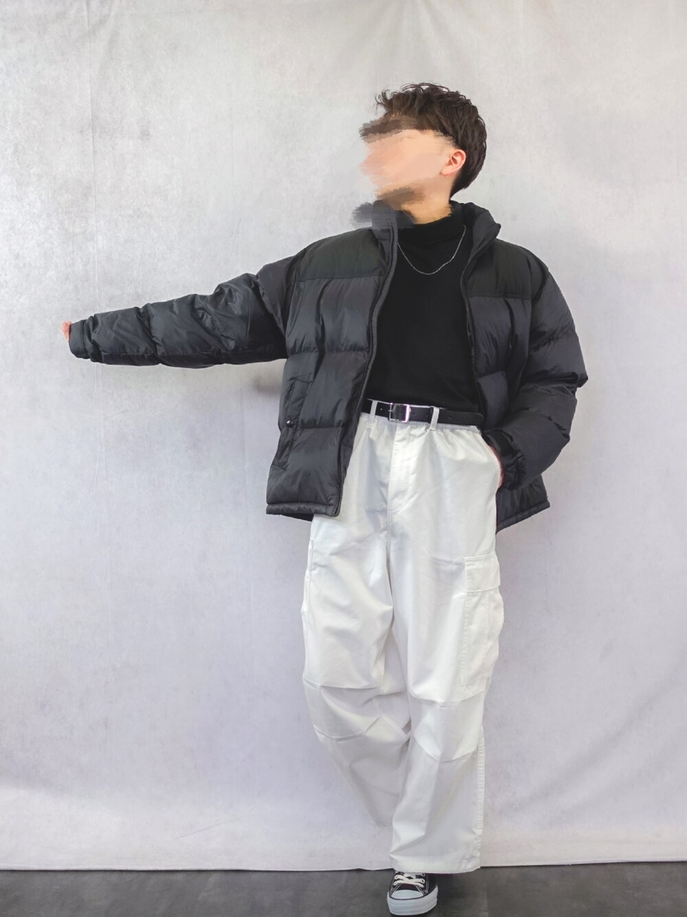 「クリスマスに着たい服、服とコスメでなりたい自分に、大人カジュアル、お洒落さんとつながりたい、シンプルコーデ、シンプル、冬アウター、今日のコーデ、ootd、きれいめカジュアル、ワイドパンツ、ダウンジャケット、ブルゾン、アウター、GU」｜「GUのスーパーワイドカーゴパンツ（カーゴパンツ、ホワイト系）」を使った、みなりん(Minari)さん（骨格ナチュラル・メンズ・170cm）の冬コーディネートの1枚目の写真
