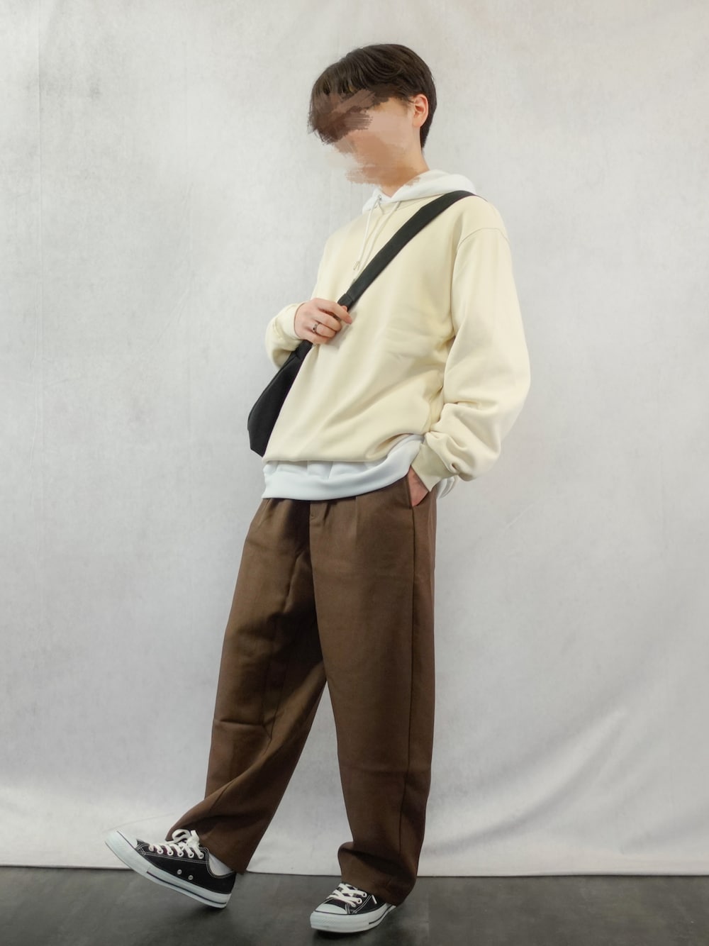 「WEARハロウィン2022、秋コーデ、シンプル、お洒落さんとつながりたい、カジュアルコーデ、韓国ファッション、GU、ワイドパンツ、ベージュ、ootd、秋冬コーデ、アースカラー、ゆるコーデ、converse、スニーカー」｜「GUのカーブタックパンツ(丈標準67.0～71.0cm)(セットアップ可能)（パンツ、ブラウン系）」を使った、みなりん(Minari)さん（骨格ナチュラル・メンズ・170cm）の秋コーディネートの1枚目の写真