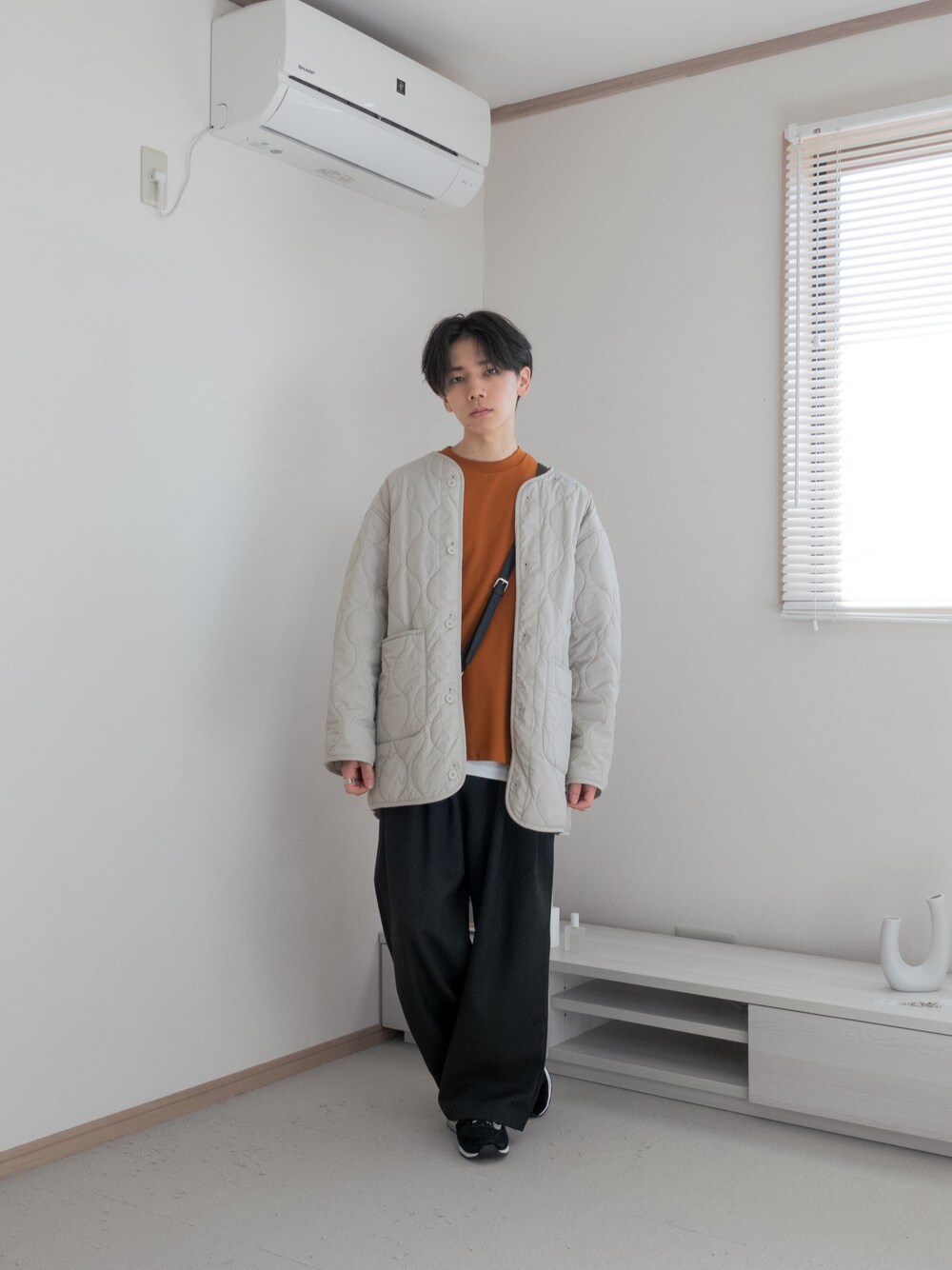 「ファッションを楽しもう、WEARyouthコーデ、ootd、remer、remerコーデ、きれいめカジュアル、厚底シューズ、スニーカー、キルティング、オレンジ、Tシャツ、ワイドパンツ、シンプル、秋コーデ、休日スタイル」｜「remerのloose Shark-skin out tuck wide PT / ルーズ シャークスキンアウトタックワイドパンツ（その他パンツ、グレー系）」を使った、みなりん(Minari)さん（骨格ナチュラル・メンズ・171cm）の秋コーディネートの1枚目の写真