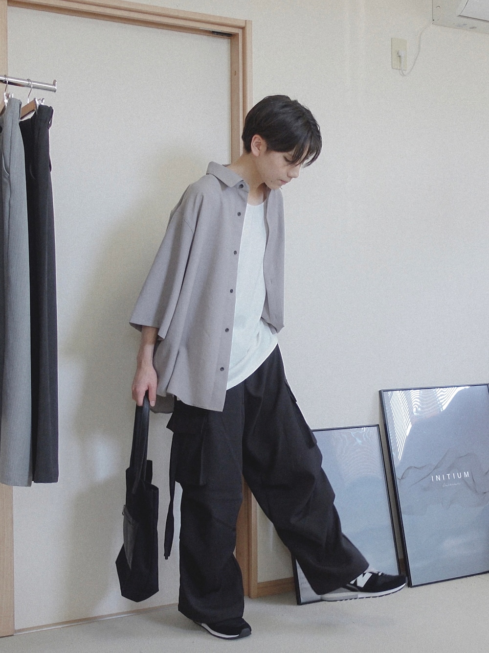 「お出かけコーデ日記、初夏コーデ、ootd、今日のコーデ、夏、シャツスタイル、きれいめカジュアル、カーゴパンツ、remer、remerコーデ、LILL、キレイめ、シンフルコーデ、シンプル、シャツコーデ﻿」｜「LILLのドレープワイドスラックスカーゴパンツ（カーゴパンツ、ブラック系）」を使った、みなりん(Minari)さん（骨格ナチュラル・メンズ・171cm）の春コーディネートの1枚目の写真