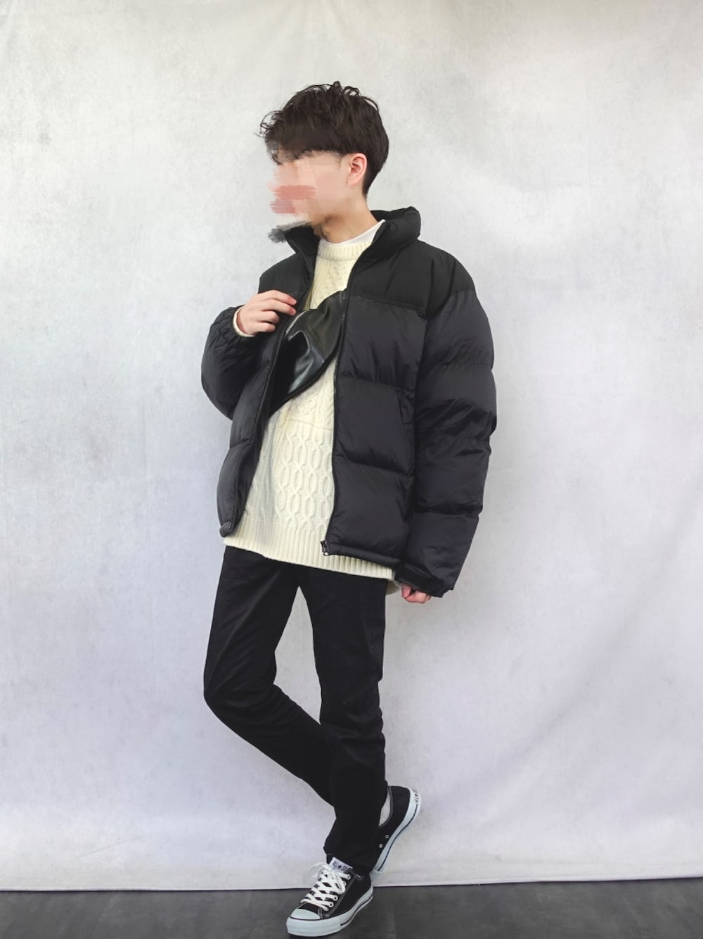「服とコスメでなりたい自分に、クリスマスに着たい服、休日コーデ、おしゃれさんと繋がりたい、いいね、save、フォローお願いします🤑、冬、オーバーサイズ、ビッグシルエット、スニーカーコーデ、レイヤードスタイル、メンズファッション、スニーカー、プチプラコーデ、秋冬コーデ、UNIQLO」｜「UNIQLOのウルトラストレッチスキニーフィットジーンズ（デニムパンツ、ブラック系）」を使った、みなりん(Minari)さん（骨格ナチュラル・メンズ・170cm）の冬コーディネートの1枚目の写真