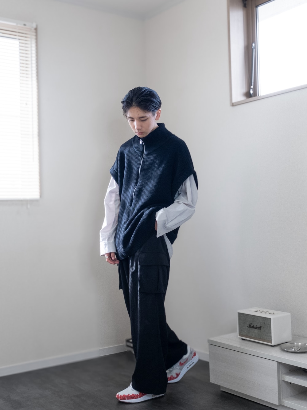 「新星WEARISTAにエントリー、WEARyouthコーデ、remer、remerコーデ、クリスマスに着たい服、マイベストコーデ2023、冬アウター、クリスマスコーデ、デートコーデ、きれいめコーデ、キレイめコーデ、カーゴパンツ、ドライバーズニット、ストリート、レイヤードスタイル」｜「NIKEのAir Max 1 Sketch to Shelf（スニーカー、ホワイト系）」を使った、みなりん(Minari)さん（骨格ナチュラル・メンズ・171cm）の冬コーディネートの1枚目の写真