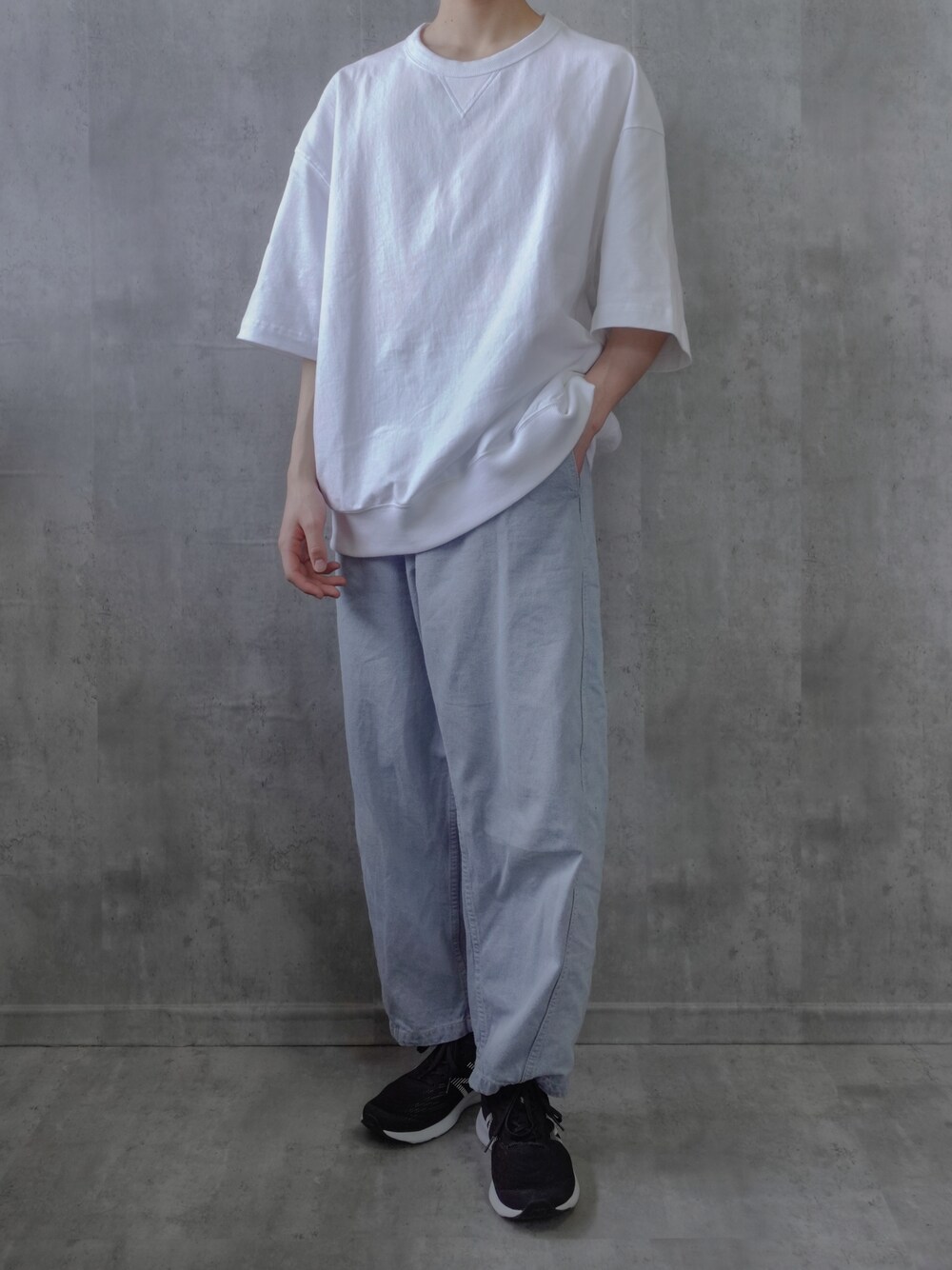 ブルー系のデニムパンツ、ホワイト系のTシャツ/カットソーを着用したメンズの春コーディネートの1枚目の写真