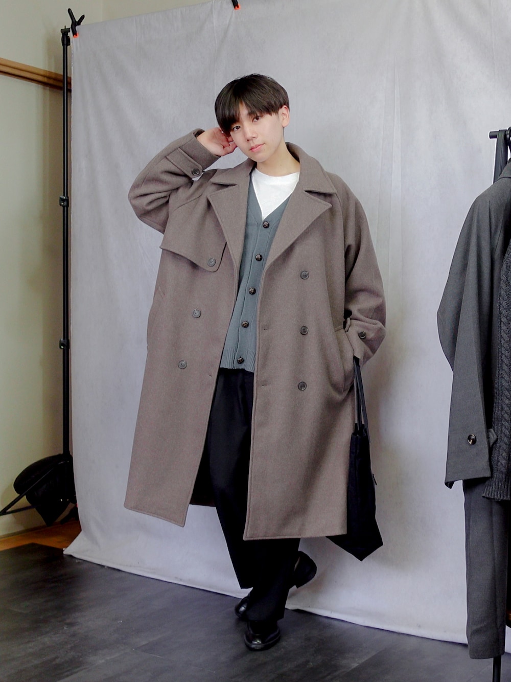 「ほめられ本命コーデ、メンズファッション、今日のコーデ、モノトーン、プチプラ、ootd、シンプルスタイル、休日コーデ、GU、レイヤード、コート、重ね着、着回しコーデ、モノマート、休日スタイル」｜「MONO-MARTのオーバーサイズ メルトンラグランスリーブロングトレンチコート（トレンチコート、ベージュ系）」を使った、みなりん(Minari)さん（骨格ナチュラル・メンズ・170cm）の冬コーディネートの1枚目の写真