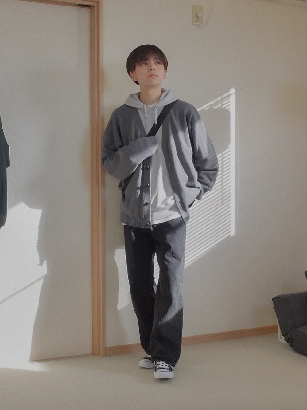 「春、休日コーデ、メンズファッション、いいね、save、フォローお願いします🤑、お洒落さんとつながりたい、カジュアルコーデ、黒、今日のコーデ、デート、メンズコーデ、きれいめカジュアル、キレイめ、カジュアル、春服、カーディガン」｜「GUのデニムバギージーンズ（デニムパンツ、グレー系）」を使った、みなりん(Minari)さん（骨格ナチュラル・メンズ・171cm）の春コーディネートの1枚目の写真