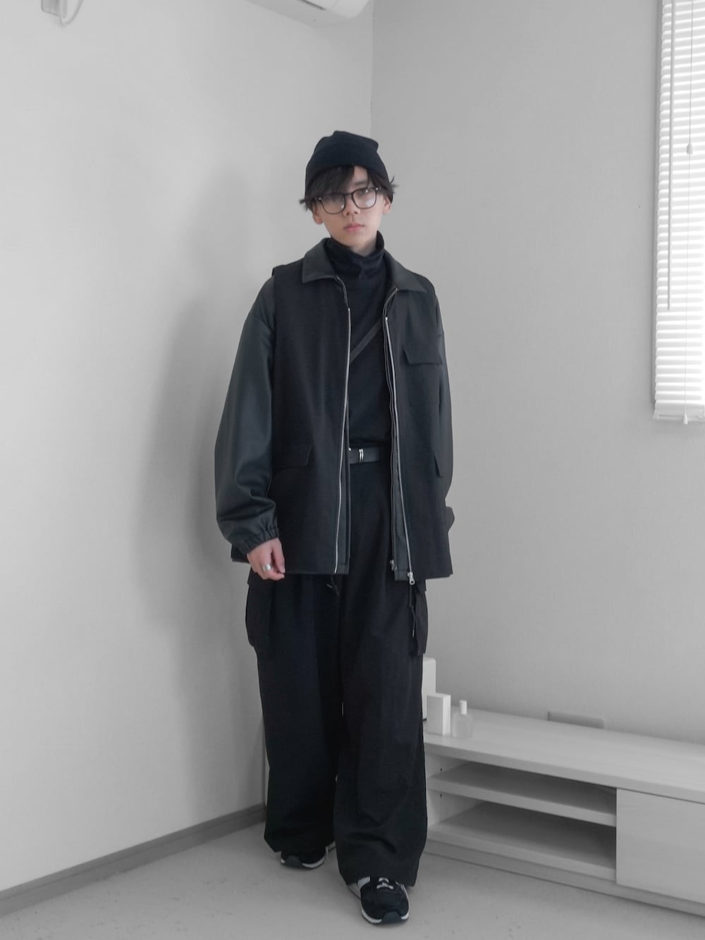 「重ね着ベストシーズン、シンプルスタイル、WEARyouthコーデ、レイヤードスタイル、ハロウィン、秋コーデ、ブラック、レザージャケット、ジャケット、ベスト、タートルネック、カーゴパンツ、ビーニー、remer、remerコーデ」｜「remerのloose out tuck wide  cargo PT / ルーズアウトタックワイドカーゴパンツ（カーゴパンツ、ブラック系）」を使った、みなりん(Minari)さん（骨格ナチュラル・メンズ・171cm）の秋コーディネートの1枚目の写真