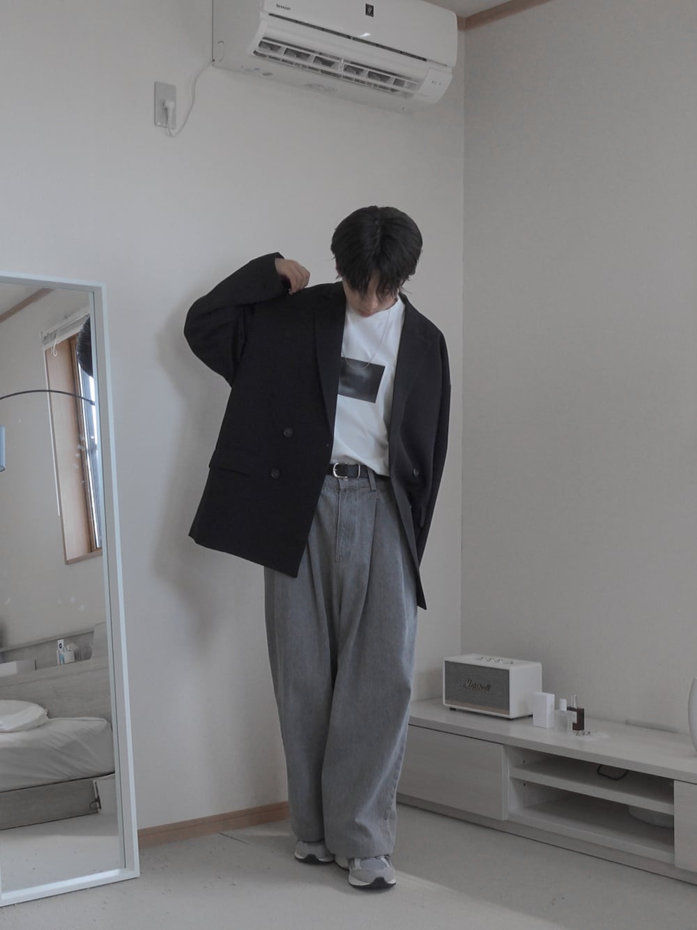 「アツいコーデ全部見せ、おしゃれさんと繋がりたい、カジュアル、remer、remerコーデ、秋コーデ、秋先取りコーデ、きれいめカジュアル、セットアップ、デニム、ワイドデニム、グラフィックＴ、白Tシャツ、ジャケット、秋服準備はじめました」｜「remerのloose stylish double tuck wide denim PT / ルーズスタイリッシュダブルタックワイドデニム（デニムパンツ、ベージュ系）」を使った、みなりん(Minari)さん（骨格ナチュラル・メンズ・171cm）の夏コーディネートの1枚目の写真