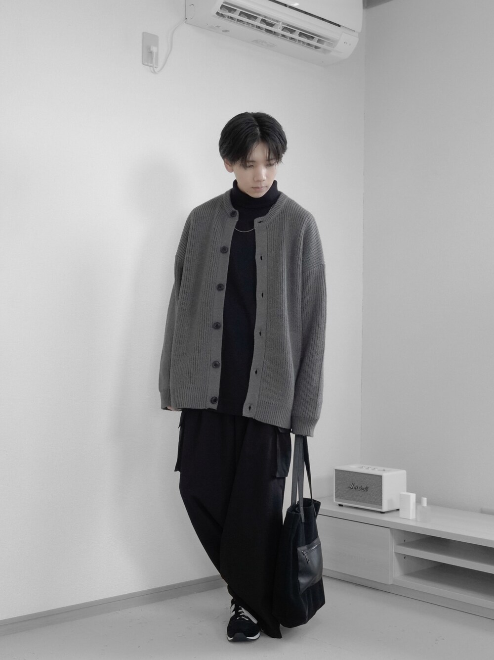 「秋服まるっと大公開、ハロウィン、remer、remerコーデ、メンズコーデ、カジュアルコーデ、秋冬コーデ、秋コーデ、カーゴパンツ、カーディガン、トートバッグ、スニーカー、カジュアル、キレイめ、お出かけコーデ」｜「remerのloose basic turtle neck Tee / ルーズベーシックタートルネックTee（Tシャツ/カットソー、ブラック系）」を使った、みなりん(Minari)さん（骨格ナチュラル・メンズ・171cm）の秋コーディネートの1枚目の写真