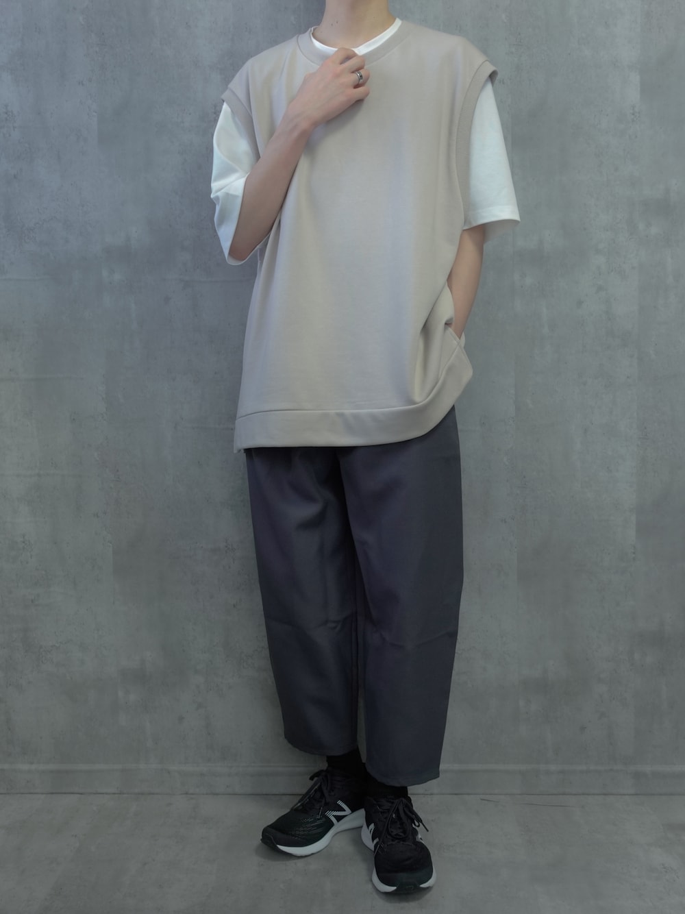 「今日のコーデ、おしゃれさんと繋がりたい、シンプルコーデ、ラフ、プチプラコーデ、キレイめ、GU、ベスト、ootd、春夏コーデ、夏コーデ、ラフコーデ、ゆるコーデ、ラクチンコーデ、シンプル」｜「GUのバルーンアンクルパンツ(セットアップ可能) DARK GRAY Sサイズ（その他パンツ、グレー系）」を使った、みなりん(Minari)さん（メンズ・170cm）の春コーディネートの1枚目の写真