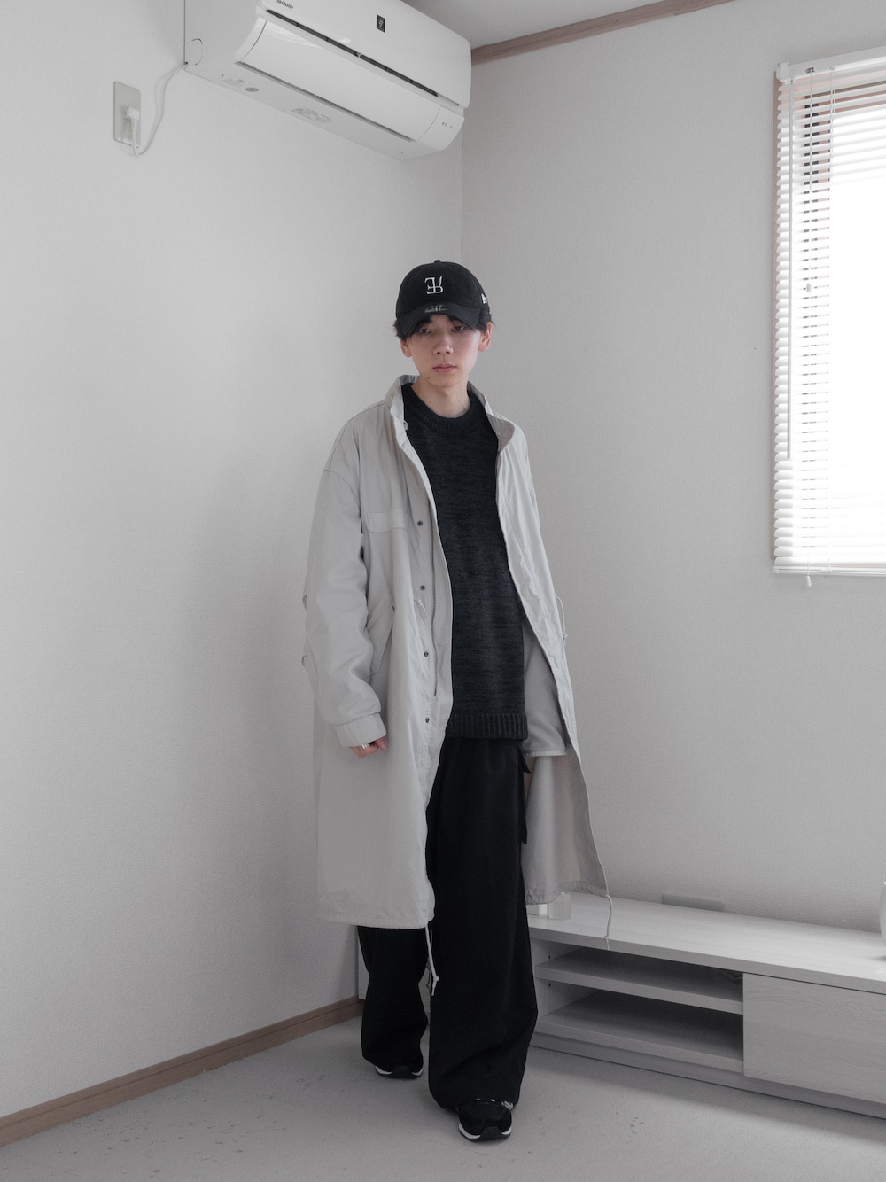 「ファッションを楽しもう、WEARyouthコーデ、秋冬コーデ、M65、ミリタリー、ブラック、remer、remerコーデ、シンプルコーデ、シンプル、キャップ、キレイめ、きれいめカジュアル、お出かけコーデ、厚底シューズ」｜「remerの【M65】loose military coat (3WAY) / M65ルーズミリタリーコート【キルティングライナーセット】（その他アウター、ホワイト系）」を使った、みなりん(Minari)さん（骨格ナチュラル・メンズ・171cm）の秋コーディネートの1枚目の写真