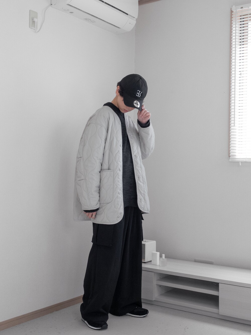 「ファッションを楽しもう、WEARyouthコーデ、冬コーデ、シンプルスタイル、M65、秋コーデ、ビッグシルエット、アイボリー、ブラック、キルティング、カーゴパンツ、ニット、厚底シューズ、remer、remerコーデ」｜「remerの【M65】loose military coat (3WAY) / M65ルーズミリタリーコート【キルティングライナーセット】（その他アウター、ホワイト系）」を使った、みなりん(Minari)さん（骨格ナチュラル・メンズ・171cm）の秋コーディネートの1枚目の写真