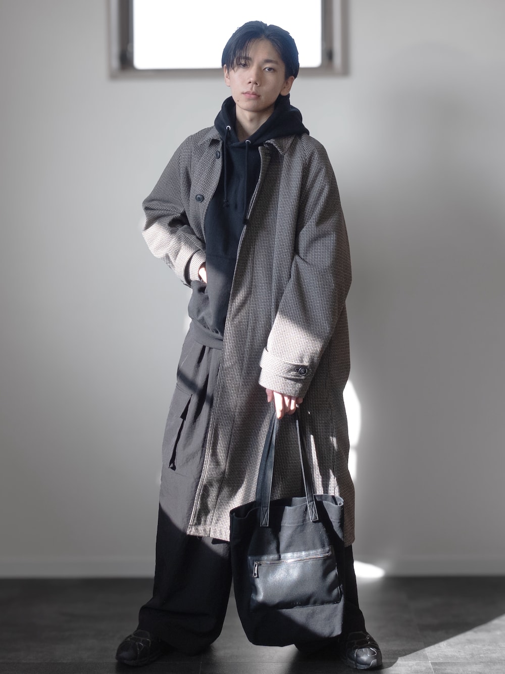 「新星WEARISTAにエントリー、WEARyouthコーデ、remer、remerコーデ、クリスマスに着たい服、マイベストコーデ2023、冬アウター、ロングコート、カーゴパンツ、レイヤードスタイル、韓国ファッション、チェック、休日スタイル、ホワイトコーデ、パーカー」｜「CLELの【CLEL】Canvas Tote Bag / キャンバストートバッグ（トートバッグ、ブラック系）」を使った、みなりん(Minari)さん（骨格ナチュラル・メンズ・172cm）の冬コーディネートの1枚目の写真