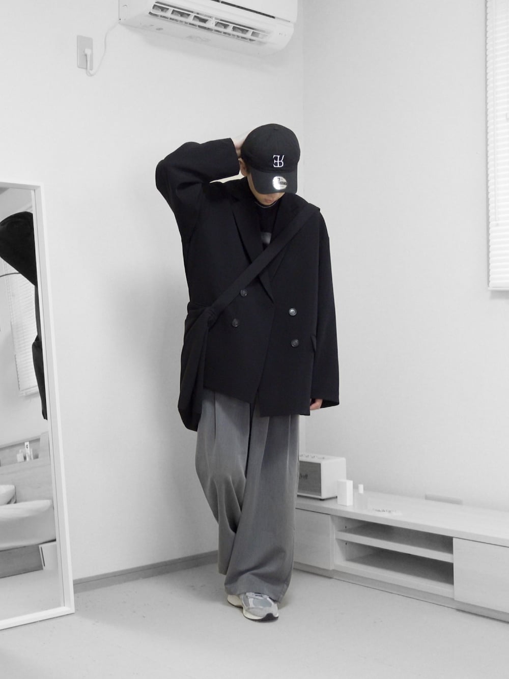 「秋服まるっと大公開、大人コーデ、秋コーデ、ジャケット、モノトーン、厚底シューズ、セットアップ、キャップ、ワイドパンツ、ショルダーバッグ、remer、remerコーデ、お出かけコーデ、ジャケットコーデ、ハロウィン」｜「remerのloose UNKNOWN double over tailored jacket / ルーズアンノウンダブルオーバーテーラードジャケット（テーラードジャケット、ブラック系）」を使った、みなりん(Minari)さん（骨格ナチュラル・メンズ・171cm）の秋コーディネートの1枚目の写真